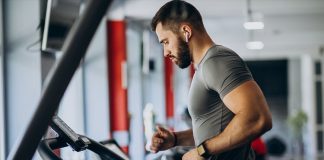 Spor ve sağlıklı yaşam sektöründe yaşanan teknolojik gelişmeler, fitness makineleri alanında önemli bir dönüşüm başlattı. Geleneksel egzersiz ekipmanlarının yerini giderek daha akıllı, bağlantılı ve kullanıcı odaklı sistemler alırken, dijital teknolojiler spor deneyimini tamamen farklı bir seviyeye taşıyor. Günümüzde spor salonlarında kullanılan birçok cihaz; internet bağlantısı, yapay zekâ destekli analiz sistemleri ve kişiselleştirilmiş antrenman programlarıyla donatılıyor. Konulu bir haber görseli.