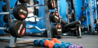 Fitness hedeflerine ulaşmak isteyen birçok kişi düzenli antrenman yapmasına rağmen beklediği gelişimi göremeyebiliyor. Bunun en önemli nedenlerinden biri yalnızca egzersiz programına odaklanmak ve günlük yaşam alışkanlıklarını göz ardı etmek oluyor. Spor salonunda geçirilen süre kadar uyku düzeni, beslenme alışkanlıkları, toparlanma süreci ve antrenman disiplini de fiziksel gelişimde büyük rol oynuyor. Konulu bir haber görseli.