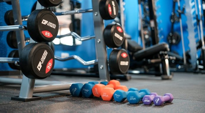 Fitness hedeflerine ulaşmak isteyen birçok kişi düzenli antrenman yapmasına rağmen beklediği gelişimi göremeyebiliyor. Bunun en önemli nedenlerinden biri yalnızca egzersiz programına odaklanmak ve günlük yaşam alışkanlıklarını göz ardı etmek oluyor. Spor salonunda geçirilen süre kadar uyku düzeni, beslenme alışkanlıkları, toparlanma süreci ve antrenman disiplini de fiziksel gelişimde büyük rol oynuyor. Konulu bir haber görseli.