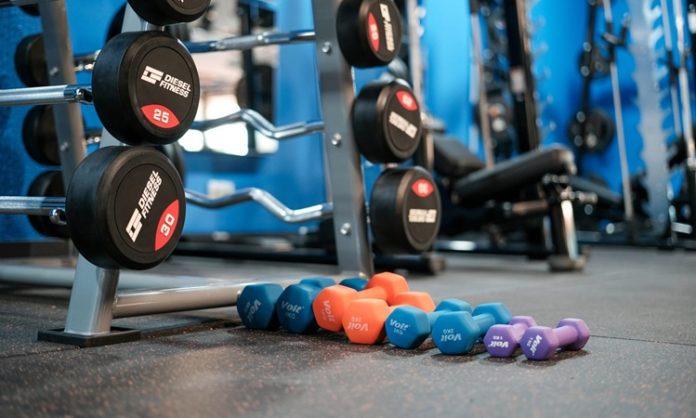 Fitness hedeflerine ulaşmak isteyen birçok kişi düzenli antrenman yapmasına rağmen beklediği gelişimi göremeyebiliyor. Bunun en önemli nedenlerinden biri yalnızca egzersiz programına odaklanmak ve günlük yaşam alışkanlıklarını göz ardı etmek oluyor. Spor salonunda geçirilen süre kadar uyku düzeni, beslenme alışkanlıkları, toparlanma süreci ve antrenman disiplini de fiziksel gelişimde büyük rol oynuyor. Konulu bir haber görseli.