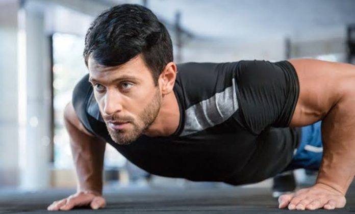Fitness dünyasında ilerleme kaydetmek yalnızca düzenli antrenman yapmakla sınırlı değildir. Yapılan çalışmaların ne kadar etkili olduğunu anlamak, hedeflere ulaşma sürecini daha bilinçli yönetmek açısından büyük önem taşır. Bu noktada fitness performansı, sporcuların gelişimlerini takip edebilmesi için temel göstergelerden biri olarak öne çıkar. Güç artışı, dayanıklılık seviyesi, vücut kompozisyonundaki değişimler ve antrenman verileri, gelişimin doğru şekilde değerlendirilmesine yardımcı olur. Konulu bir haber görseli.