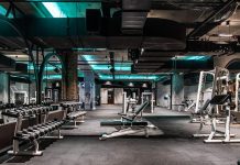Fitness sektöründe son yıllarda yaşanan büyüme, işletme modellerinde de önemli değişimleri beraberinde getiriyor. Özellikle standart hizmet anlayışından daha kurumsal yapılara geçiş yapan spor merkezleri, franchise modeliyle daha geniş kitlelere ulaşmayı hedefliyor. Bu gelişmeyle birlikte fitness salonlarında franchise modeli, yatırımcıların ve sektör profesyonellerinin dikkatini çeken önemli bir büyüme alanı haline geliyor. Konulu bir haber görseli.