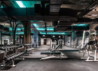 Fitness sektöründe son yıllarda yaşanan büyüme, işletme modellerinde de önemli değişimleri beraberinde getiriyor. Özellikle standart hizmet anlayışından daha kurumsal yapılara geçiş yapan spor merkezleri, franchise modeliyle daha geniş kitlelere ulaşmayı hedefliyor. Bu gelişmeyle birlikte fitness salonlarında franchise modeli, yatırımcıların ve sektör profesyonellerinin dikkatini çeken önemli bir büyüme alanı haline geliyor. Konulu bir haber görseli.