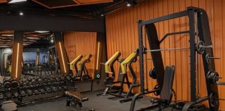 Fitness dünyasında son yıllarda bireysel antrenmanların yanı sıra grup halinde yapılan çalışmalar da büyük ilgi görüyor. Özellikle sosyal motivasyon, uzman desteği ve düzenli egzersiz alışkanlığı oluşturma avantajları sayesinde fitness salonlarında grup dersleri birçok kişinin tercih ettiği antrenman modelleri arasında yer alıyor. Farklı yaş ve seviyelere uygun olarak hazırlanan bu dersler, spor yapmayı daha eğlenceli ve sürdürülebilir hale getiriyor. Konulu bir haber görseli.