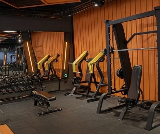 Fitness dünyasında son yıllarda bireysel antrenmanların yanı sıra grup halinde yapılan çalışmalar da büyük ilgi görüyor. Özellikle sosyal motivasyon, uzman desteği ve düzenli egzersiz alışkanlığı oluşturma avantajları sayesinde fitness salonlarında grup dersleri birçok kişinin tercih ettiği antrenman modelleri arasında yer alıyor. Farklı yaş ve seviyelere uygun olarak hazırlanan bu dersler, spor yapmayı daha eğlenceli ve sürdürülebilir hale getiriyor. Konulu bir haber görseli.