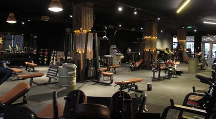 Fitness Salonlarında Hijyen Standartları Neden Önemli? Sağlıklı yaşamın vazgeçilmez adreslerinden biri haline gelen fitness salonları, her gün çok sayıda kişiyi aynı ortamda buluşturuyor. Spor ekipmanlarının ortak kullanılması, soyunma odaları, duş alanları ve grup derslerinin gerçekleştirildiği salonlar, hijyen uygulamalarının titizlikle yürütülmesini zorunlu hale getiriyor. Bu nedenle fitness salonlarında hijyen yalnızca temizlik açısından değil, kullanıcı sağlığının korunması ve işletme kalitesinin artırılması açısından da büyük önem taşıyor. Konulu bir haber görseli.