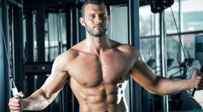 Fitness dünyasında başarılı sonuçlara ulaşmak isteyen sporcular genellikle antrenman programlarına, ağırlık seçimlerine ve beslenme düzenlerine büyük önem veriyor. Ancak fiziksel gelişimin en önemli parçalarından biri olan toparlanma süreci çoğu zaman göz ardı edilebiliyor. Yoğun egzersiz sonrasında vücudun kendini yenilemesi, kasların güçlenmesi ve performansın korunması için doğru bir dinlenme planı gerekiyor. Konulu bir haber görseli.