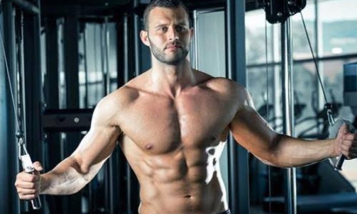 Fitness dünyasında başarılı sonuçlara ulaşmak isteyen sporcular genellikle antrenman programlarına, ağırlık seçimlerine ve beslenme düzenlerine büyük önem veriyor. Ancak fiziksel gelişimin en önemli parçalarından biri olan toparlanma süreci çoğu zaman göz ardı edilebiliyor. Yoğun egzersiz sonrasında vücudun kendini yenilemesi, kasların güçlenmesi ve performansın korunması için doğru bir dinlenme planı gerekiyor. Konulu bir haber görseli.