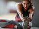 Fitness Yapan Kadınlar İçin Beslenme Önerileri Fitness yapan kadınlar için doğru beslenme, antrenman performansını artırmak, vücut kompozisyonunu geliştirmek ve uzun vadeli sağlıklı bir yaşam düzeni oluşturmak açısından büyük önem taşıyor. Düzenli spor yapan kişilerde yalnızca antrenman programı değil, aynı zamanda fitness beslenmesi planı da hedeflere ulaşmada belirleyici oluyor. Kas kazanımı, yağ yakımı veya genel formun korunması gibi farklı amaçlara göre beslenme düzeninin kişiye özel hazırlanması gerekiyor. Konulu bir haber görseli.