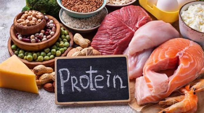 Fitness Yapanlar İçin En İyi Protein Kaynakları Düzenli egzersiz yapan bireyler için doğru beslenme, antrenman programı kadar büyük önem taşıyor. Özellikle direnç antrenmanları ve kuvvet çalışmalarında kasların korunması, gelişmesi ve toparlanması için yeterli protein alımı gerekiyor. Bu nedenle protein kaynakları, fitness ile ilgilenen kişilerin beslenme planında en çok dikkat ettiği konular arasında yer alıyor. Konulu bir haber görseli.