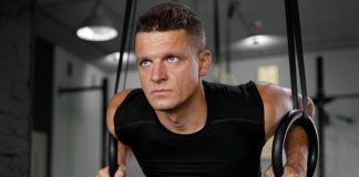 Son yıllarda fitness dünyasında hızla yükselen antrenman trendlerinden biri olan fonksiyonel egzersizler, yalnızca kas geliştirmeye odaklanmak yerine günlük yaşam hareketlerini destekleyen yapısıyla dikkat çekiyor. Bu antrenman modeli; kuvvet, denge, koordinasyon, esneklik ve dayanıklılığı aynı anda geliştirmeyi hedeflediği için hem profesyonel sporcular hem de amatör kullanıcılar tarafından yoğun ilgi görüyor. Spor salonlarının yanı sıra açık alanlarda ve ev ortamında da kolayca uygulanabilmesi, fonksiyonel egzersizlerin popülerliğini artıran önemli nedenlerden biri olarak öne çıkıyor. Konulu