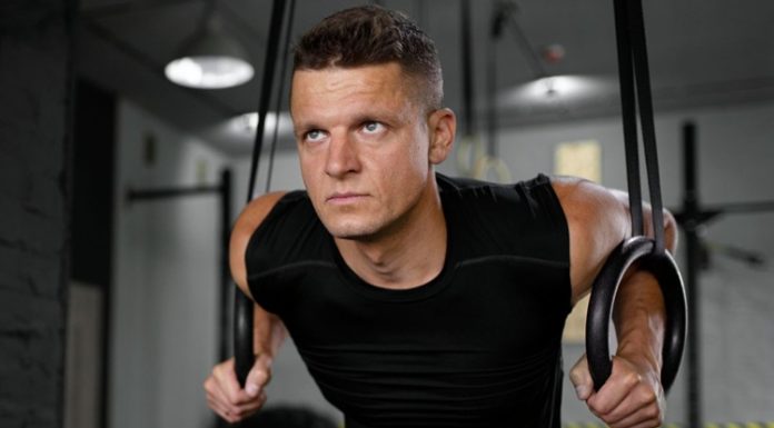 Fonksiyonel Egzersizler Fitness Dünyasında Neden Popüler? Son yıllarda fitness dünyasında hızla yükselen antrenman trendlerinden biri olan fonksiyonel egzersizler, yalnızca kas geliştirmeye odaklanmak yerine günlük yaşam hareketlerini destekleyen yapısıyla dikkat çekiyor. Bu antrenman modeli; kuvvet, denge, koordinasyon, esneklik ve dayanıklılığı aynı anda geliştirmeyi hedeflediği için hem profesyonel sporcular hem de amatör kullanıcılar tarafından yoğun ilgi görüyor. Spor salonlarının yanı sıra açık alanlarda ve ev ortamında da kolayca uygulanabilmesi, fonksiyonel egzersizlerin popülerliğini artıran önemli nedenlerden biri olarak öne çıkıyor. Konulu