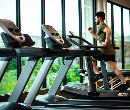 Spor alışkanlıklarının değişmesiyle birlikte fonksiyonel fitness ekipmanları, hem bireysel kullanıcılar hem de profesyonel spor salonları tarafından daha fazla tercih edilmeye başladı. Klasik ağırlık makinelerinin yanında çok yönlü kullanım sunan ekipmanlar, günlük yaşam hareketlerini destekleyen egzersizlerin yapılmasına olanak tanıyor. Bu yaklaşım yalnızca kas gelişimini değil; denge, koordinasyon, esneklik ve dayanıklılık gibi fiziksel özelliklerin birlikte geliştirilmesini hedefliyor. Konulu bir haber görseli.