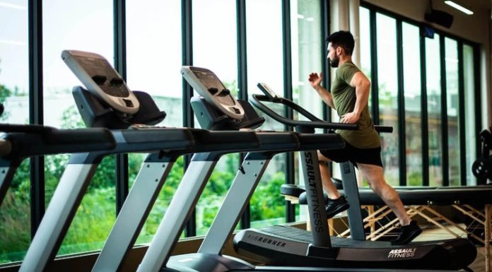 Spor alışkanlıklarının değişmesiyle birlikte fonksiyonel fitness ekipmanları, hem bireysel kullanıcılar hem de profesyonel spor salonları tarafından daha fazla tercih edilmeye başladı. Klasik ağırlık makinelerinin yanında çok yönlü kullanım sunan ekipmanlar, günlük yaşam hareketlerini destekleyen egzersizlerin yapılmasına olanak tanıyor. Bu yaklaşım yalnızca kas gelişimini değil; denge, koordinasyon, esneklik ve dayanıklılık gibi fiziksel özelliklerin birlikte geliştirilmesini hedefliyor. Konulu bir haber görseli.