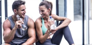 Sağlıklı yaşam bilincinin dünya genelinde hızla yaygınlaşması, spor ve egzersize olan ilgiyi her geçen yıl artırıyor. Bu gelişim yalnızca spor salonlarının sayısını yükseltmekle kalmıyor, aynı zamanda nitelikli fitness antrenörlüğü mesleğine olan ihtiyacı da büyütüyor. Bireyler artık yalnızca kilo vermek ya da kas geliştirmek için değil, yaşam kalitesini artırmak, kronik hastalık risklerini azaltmak ve düzenli bir yaşam tarzı oluşturmak amacıyla profesyonel destek almayı tercih ediyor. Bu durum, fitness antrenörü mesleğini geleceğin en dikkat çeken kariyer alanlarından biri haline getiriyor. Konulu bir haber görseli.