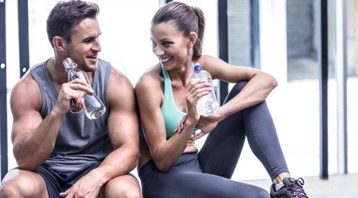 Geleceğin Mesleği Olarak Fitness Antrenörlüğü Sağlıklı yaşam bilincinin dünya genelinde hızla yaygınlaşması, spor ve egzersize olan ilgiyi her geçen yıl artırıyor. Bu gelişim yalnızca spor salonlarının sayısını yükseltmekle kalmıyor, aynı zamanda nitelikli fitness antrenörlüğü mesleğine olan ihtiyacı da büyütüyor. Bireyler artık yalnızca kilo vermek ya da kas geliştirmek için değil, yaşam kalitesini artırmak, kronik hastalık risklerini azaltmak ve düzenli bir yaşam tarzı oluşturmak amacıyla profesyonel destek almayı tercih ediyor. Bu durum, fitness antrenörü mesleğini geleceğin en dikkat çeken kariyer alanlarından biri haline getiriyor. Konulu bir haber görseli.