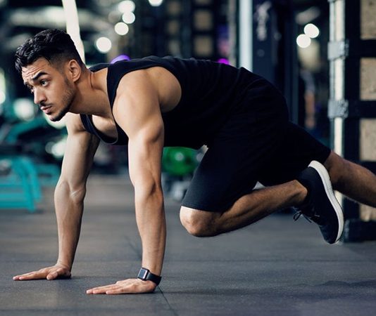 Son yıllarda fitness dünyasında öne çıkan antrenman yöntemlerinden biri olan HIIT antrenmanları, kısa sürede yüksek verim sağlamasıyla dikkat çekiyor. Yüksek yoğunluklu egzersizlerin kısa dinlenme aralıklarıyla uygulandığı bu sistem, hem yağ yakımını desteklemesi hem de kondisyonu geliştirmesi nedeniyle geniş bir kullanıcı kitlesi tarafından tercih ediliyor. Yoğun yaşam temposuna sahip bireyler için zaman tasarrufu sunan HIIT, doğru uygulandığında performans gelişimini hızlandıran etkili yöntemlerden biri olarak kabul ediliyor. Konulu bir haber görseli.