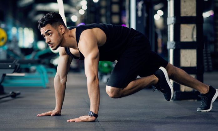 Son yıllarda fitness dünyasında öne çıkan antrenman yöntemlerinden biri olan HIIT antrenmanları, kısa sürede yüksek verim sağlamasıyla dikkat çekiyor. Yüksek yoğunluklu egzersizlerin kısa dinlenme aralıklarıyla uygulandığı bu sistem, hem yağ yakımını desteklemesi hem de kondisyonu geliştirmesi nedeniyle geniş bir kullanıcı kitlesi tarafından tercih ediliyor. Yoğun yaşam temposuna sahip bireyler için zaman tasarrufu sunan HIIT, doğru uygulandığında performans gelişimini hızlandıran etkili yöntemlerden biri olarak kabul ediliyor. Konulu bir haber görseli.