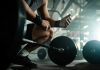 Fitness dünyasında belirli bir seviyeye ulaştıktan sonra sporcuların karşılaştığı en büyük sorunlardan biri gelişimin yavaşlamasıdır. Başlangıç döneminde hızlı ilerleme kaydeden birçok kişi, ileri seviyeye ulaştığında aynı performansı sürdüremeyebilir. Bunun temel nedenlerinden biri ise farkında olmadan yapılan antrenman hatalarıdır. Yanlış programlama, yetersiz dinlenme, düzensiz beslenme ve teknik eksiklikler, uzun vadede performansın düşmesine neden olabilir. Konulu bir haber görseli.
