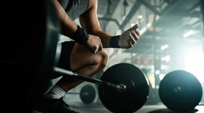 Fitness dünyasında belirli bir seviyeye ulaştıktan sonra sporcuların karşılaştığı en büyük sorunlardan biri gelişimin yavaşlamasıdır. Başlangıç döneminde hızlı ilerleme kaydeden birçok kişi, ileri seviyeye ulaştığında aynı performansı sürdüremeyebilir. Bunun temel nedenlerinden biri ise farkında olmadan yapılan antrenman hatalarıdır. Yanlış programlama, yetersiz dinlenme, düzensiz beslenme ve teknik eksiklikler, uzun vadede performansın düşmesine neden olabilir. Konulu bir haber görseli.