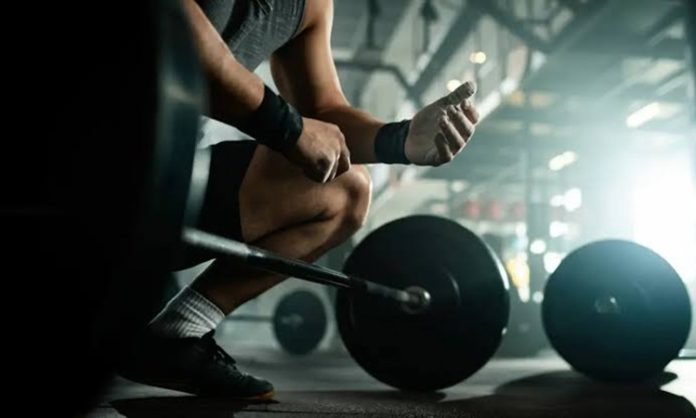 İleri Seviye Fitness Antrenmanlarında Yapılan Hatalar Fitness dünyasında belirli bir seviyeye ulaştıktan sonra sporcuların karşılaştığı en büyük sorunlardan biri gelişimin yavaşlamasıdır. Başlangıç döneminde hızlı ilerleme kaydeden birçok kişi, ileri seviyeye ulaştığında aynı performansı sürdüremeyebilir. Bunun temel nedenlerinden biri ise farkında olmadan yapılan antrenman hatalarıdır. Yanlış programlama, yetersiz dinlenme, düzensiz beslenme ve teknik eksiklikler, uzun vadede performansın düşmesine neden olabilir. Konulu bir haber görseli.