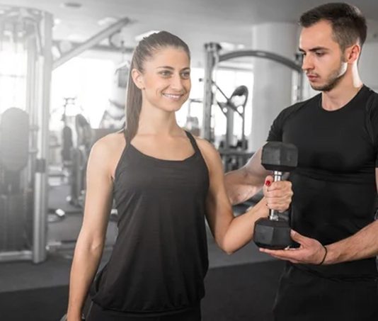 Fitness sektöründe yaşanan büyüme, farklı uzmanlık alanlarına olan ihtiyacı da artırıyor. Son yıllarda özellikle kadın fitness eğitmeni sayısında önemli bir yükseliş görülürken, spor salonlarında ve kişisel antrenman hizmetlerinde kadın profesyonellere yönelik talep dikkat çekiyor. Kadın danışanların kendilerini daha rahat hissettiği, iletişim konusunda daha kolay bağ kurabildiği ve hedeflerine uygun destek alabildiği bir ortam oluşturulması, bu alandaki talebin artmasında etkili oluyor. Konulu bir haber görseli.