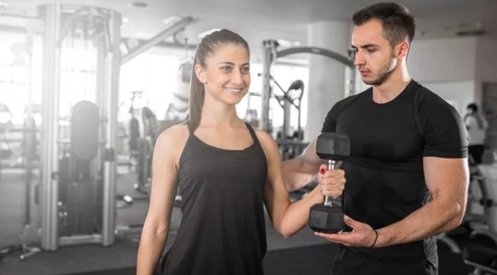 Kadın Fitness Eğitmenlerine Talep Artıyor Fitness sektöründe yaşanan büyüme, farklı uzmanlık alanlarına olan ihtiyacı da artırıyor. Son yıllarda özellikle kadın fitness eğitmeni sayısında önemli bir yükseliş görülürken, spor salonlarında ve kişisel antrenman hizmetlerinde kadın profesyonellere yönelik talep dikkat çekiyor. Kadın danışanların kendilerini daha rahat hissettiği, iletişim konusunda daha kolay bağ kurabildiği ve hedeflerine uygun destek alabildiği bir ortam oluşturulması, bu alandaki talebin artmasında etkili oluyor. Konulu bir haber görseli.