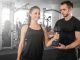 Fitness sektöründe yaşanan büyüme, farklı uzmanlık alanlarına olan ihtiyacı da artırıyor. Son yıllarda özellikle kadın fitness eğitmeni sayısında önemli bir yükseliş görülürken, spor salonlarında ve kişisel antrenman hizmetlerinde kadın profesyonellere yönelik talep dikkat çekiyor. Kadın danışanların kendilerini daha rahat hissettiği, iletişim konusunda daha kolay bağ kurabildiği ve hedeflerine uygun destek alabildiği bir ortam oluşturulması, bu alandaki talebin artmasında etkili oluyor. Konulu bir haber görseli.