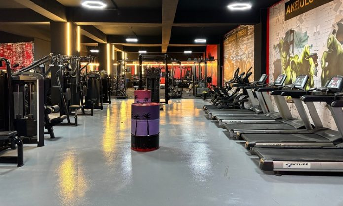 Kadınlara Özel Fitness Kulüpleri Yaygınlaşıyor Fitness sektöründe kullanıcı beklentileri değişmeye devam ederken, kadınlara yönelik özel spor merkezleri son yıllarda daha fazla ilgi görmeye başladı. Geleneksel spor salonlarının yanında daha güvenli, konforlu ve kişisel ihtiyaçlara odaklanan kadınlara özel fitness kulüpleri, spor yapmak isteyen kadınların tercihleri arasında önemli bir yer ediniyor. Konulu bir haber görseli.