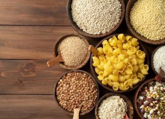 Karbonhidrat Yüklemesi Fitness Sporcularına Ne Sağlar? Fitness dünyasında performansı artırmak ve yoğun antrenman dönemlerinde enerji seviyesini korumak için farklı beslenme stratejileri uygulanıyor. Bu yöntemlerden biri olan karbonhidrat yüklemesi, özellikle yüksek yoğunluklu egzersiz yapan sporcuların dikkat ettiği beslenme uygulamaları arasında yer alıyor. Vücudun enerji depolarını artırmayı amaçlayan bu yöntem, doğru şekilde uygulandığında antrenman performansına ve dayanıklılığa katkı sağlayabiliyor. Konulu bir haber görseli.