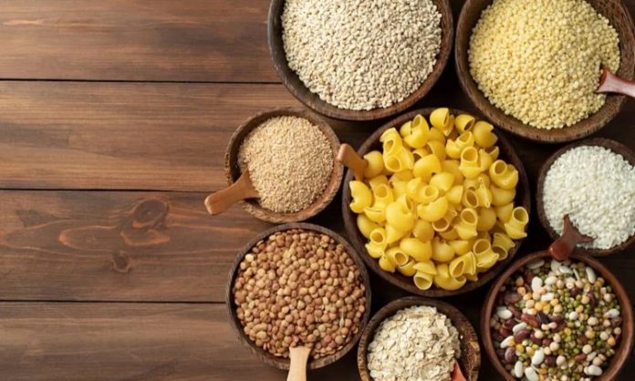 Karbonhidrat Yüklemesi Fitness Sporcularına Ne Sağlar Fitness dünyasında performansı artırmak ve yoğun antrenman dönemlerinde enerji seviyesini korumak için farklı beslenme stratejileri uygulanıyor. Bu yöntemlerden biri olan karbonhidrat yüklemesi, özellikle yüksek yoğunluklu egzersiz yapan sporcuların dikkat ettiği beslenme uygulamaları arasında yer alıyor. Vücudun enerji depolarını artırmayı amaçlayan bu yöntem, doğru şekilde uygulandığında antrenman performansına ve dayanıklılığa katkı sağlayabiliyor. Konulu bir haber görseli.