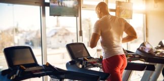 Kardiyo antrenmanları, hem profesyonel sporcular hem de sağlıklı yaşamı benimseyen bireyler için vazgeçilmez egzersiz türleri arasında yer alıyor. Teknolojinin hızla gelişmesiyle birlikte kardiyo fitness ekipmanları da yalnızca egzersiz yapılabilen cihazlar olmaktan çıkıp kullanıcı deneyimini geliştiren akıllı sistemlere dönüşmeye başladı. Günümüzde koşu bantları, eliptik bisikletler, kondisyon bisikletleri ve kürek makineleri gelişmiş yazılımlar, yapay zekâ destekli analizler ve kişiselleştirilebilir antrenman programlarıyla donatılıyor. Konulu bir haber görseli.