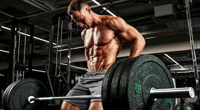 Kas gücü, yalnızca daha ağır ağırlık kaldırabilmek anlamına gelmez. Günlük yaşam kalitesini artıran, spor performansını geliştiren ve sakatlık riskini azaltan en önemli fiziksel özelliklerden biri olarak kabul edilir. Bu nedenle fitness ile ilgilenen bireylerin büyük bölümü yalnızca kas hacmini değil, aynı zamanda kas kuvvetini de geliştirmeyi hedefliyor. Bilimsel araştırmalar, doğru planlanan antrenman programlarının kasların daha verimli çalışmasını desteklediğini ve uzun vadede önemli gelişmeler sağlayabildiğini ortaya koyuyor. Konulu bir haber görseli.