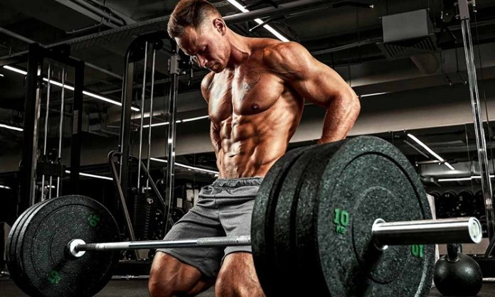 Kas gücü, yalnızca daha ağır ağırlık kaldırabilmek anlamına gelmez. Günlük yaşam kalitesini artıran, spor performansını geliştiren ve sakatlık riskini azaltan en önemli fiziksel özelliklerden biri olarak kabul edilir. Bu nedenle fitness ile ilgilenen bireylerin büyük bölümü yalnızca kas hacmini değil, aynı zamanda kas kuvvetini de geliştirmeyi hedefliyor. Bilimsel araştırmalar, doğru planlanan antrenman programlarının kasların daha verimli çalışmasını desteklediğini ve uzun vadede önemli gelişmeler sağlayabildiğini ortaya koyuyor. Konulu bir haber görseli.