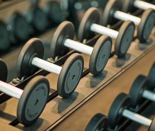 Fitness dünyasında hedeflere daha kısa sürede ulaşmak isteyen sporcuların sayısı her geçen gün artıyor. Yoğun iş temposu, günlük yaşamın getirdiği sorumluluklar ve zaman kısıtlamaları nedeniyle birçok kişi, daha verimli antrenman yöntemlerini araştırıyor. Bu noktada doğru planlanan fitness programları, bilimsel temellere dayanan antrenman modelleri ve düzenli uygulama sayesinde hem kas gelişimi hem de yağ yakımı açısından başarılı sonuçlar elde etmek mümkün oluyor. Konulu bir haber görseli.