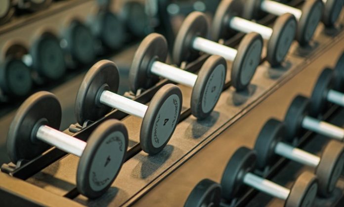 Fitness dünyasında hedeflere daha kısa sürede ulaşmak isteyen sporcuların sayısı her geçen gün artıyor. Yoğun iş temposu, günlük yaşamın getirdiği sorumluluklar ve zaman kısıtlamaları nedeniyle birçok kişi, daha verimli antrenman yöntemlerini araştırıyor. Bu noktada doğru planlanan fitness programları, bilimsel temellere dayanan antrenman modelleri ve düzenli uygulama sayesinde hem kas gelişimi hem de yağ yakımı açısından başarılı sonuçlar elde etmek mümkün oluyor. Konulu bir haber görseli.