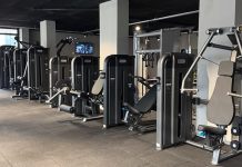 Fitness sektöründe rekabetin artmasıyla birlikte spor salonları, üyelerine daha özel ve etkili deneyimler sunabilmek için farklı hizmet modellerine yöneliyor. Bu noktada kişisel antrenör hizmeti, fitness salonlarının sunduğu en önemli ayrıcalıklardan biri olarak öne çıkıyor. Üyelerin hedeflerine daha hızlı ve güvenli şekilde ulaşmasına yardımcı olan bu hizmet, aynı zamanda salonların marka değerini ve müşteri bağlılığını artırıyor. Konulu bir haber görseli.