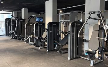 Fitness sektöründe rekabetin artmasıyla birlikte spor salonları, üyelerine daha özel ve etkili deneyimler sunabilmek için farklı hizmet modellerine yöneliyor. Bu noktada kişisel antrenör hizmeti, fitness salonlarının sunduğu en önemli ayrıcalıklardan biri olarak öne çıkıyor. Üyelerin hedeflerine daha hızlı ve güvenli şekilde ulaşmasına yardımcı olan bu hizmet, aynı zamanda salonların marka değerini ve müşteri bağlılığını artırıyor. Konulu bir haber görseli.