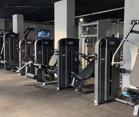 Fitness sektöründe rekabetin artmasıyla birlikte spor salonları, üyelerine daha özel ve etkili deneyimler sunabilmek için farklı hizmet modellerine yöneliyor. Bu noktada kişisel antrenör hizmeti, fitness salonlarının sunduğu en önemli ayrıcalıklardan biri olarak öne çıkıyor. Üyelerin hedeflerine daha hızlı ve güvenli şekilde ulaşmasına yardımcı olan bu hizmet, aynı zamanda salonların marka değerini ve müşteri bağlılığını artırıyor. Konulu bir haber görseli.