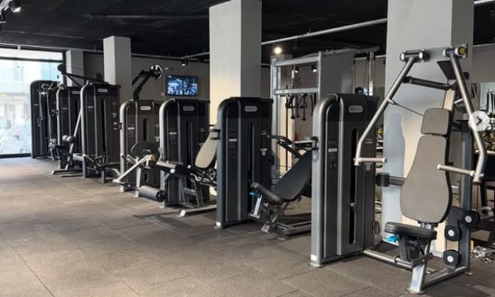 Fitness sektöründe rekabetin artmasıyla birlikte spor salonları, üyelerine daha özel ve etkili deneyimler sunabilmek için farklı hizmet modellerine yöneliyor. Bu noktada kişisel antrenör hizmeti, fitness salonlarının sunduğu en önemli ayrıcalıklardan biri olarak öne çıkıyor. Üyelerin hedeflerine daha hızlı ve güvenli şekilde ulaşmasına yardımcı olan bu hizmet, aynı zamanda salonların marka değerini ve müşteri bağlılığını artırıyor. Konulu bir haber görseli.