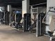 Fitness sektöründe rekabetin artmasıyla birlikte spor salonları, üyelerine daha özel ve etkili deneyimler sunabilmek için farklı hizmet modellerine yöneliyor. Bu noktada kişisel antrenör hizmeti, fitness salonlarının sunduğu en önemli ayrıcalıklardan biri olarak öne çıkıyor. Üyelerin hedeflerine daha hızlı ve güvenli şekilde ulaşmasına yardımcı olan bu hizmet, aynı zamanda salonların marka değerini ve müşteri bağlılığını artırıyor. Konulu bir haber görseli.