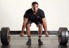 Fitness dünyasında başarılı sonuçlar elde etmek isteyen sporcular için kuvvet çalışmaları, gelişimin en önemli yapı taşlarından biri olarak kabul ediliyor. Düzenli şekilde uygulanan kuvvet antrenmanları yalnızca kas hacmini artırmakla kalmıyor; aynı zamanda dayanıklılığı geliştiriyor, metabolizmayı hızlandırıyor ve günlük yaşam kalitesini yükseltiyor. Bilimsel araştırmalar, doğru planlanan kuvvet egzersizlerinin hem profesyonel sporcular hem de amatör bireyler için uzun vadeli sağlık ve performans avantajları sunduğunu ortaya koyuyor. Konulu bir haber görseli.
