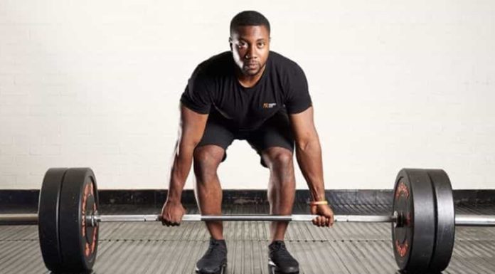 Kuvvet Çalışmaları Fitness Gelişimine Nasıl Katkı Sağlar? Fitness dünyasında başarılı sonuçlar elde etmek isteyen sporcular için kuvvet çalışmaları, gelişimin en önemli yapı taşlarından biri olarak kabul ediliyor. Düzenli şekilde uygulanan kuvvet antrenmanları yalnızca kas hacmini artırmakla kalmıyor; aynı zamanda dayanıklılığı geliştiriyor, metabolizmayı hızlandırıyor ve günlük yaşam kalitesini yükseltiyor. Bilimsel araştırmalar, doğru planlanan kuvvet egzersizlerinin hem profesyonel sporcular hem de amatör bireyler için uzun vadeli sağlık ve performans avantajları sunduğunu ortaya koyuyor. Konulu bir haber görseli.