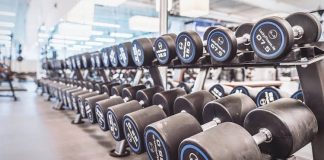 Fitness dünyasında başarılı sonuçlara ulaşmak isteyen sporcular genellikle ağırlık antrenmanları, kardiyo çalışmaları ve beslenme düzenine odaklanıyor. Ancak son yıllarda hareket kalitesini artırmaya yönelik mobilite çalışmaları da spor performansının önemli bir parçası haline geliyor. Vücudun daha rahat, kontrollü ve geniş hareket aralığında çalışmasını sağlayan bu uygulamalar, hem yeni başlayanlar hem de ileri seviye sporcular tarafından tercih ediliyor. Konulu bir haber görseli.