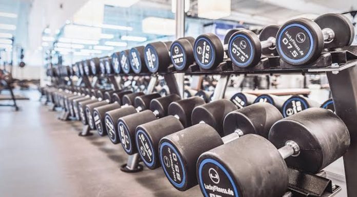 Mobilite Çalışmaları Fitness Başarısını Artırıyor Fitness dünyasında başarılı sonuçlara ulaşmak isteyen sporcular genellikle ağırlık antrenmanları, kardiyo çalışmaları ve beslenme düzenine odaklanıyor. Ancak son yıllarda hareket kalitesini artırmaya yönelik mobilite çalışmaları da spor performansının önemli bir parçası haline geliyor. Vücudun daha rahat, kontrollü ve geniş hareket aralığında çalışmasını sağlayan bu uygulamalar, hem yeni başlayanlar hem de ileri seviye sporcular tarafından tercih ediliyor. Konulu bir haber görseli.