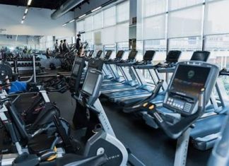 Günümüzde fitness sektörü yalnızca kaliteli ekipmanlar ve profesyonel antrenör kadrosuyla değil, kullanıcı deneyimini geliştiren modern mekân tasarımlarıyla da öne çıkıyor. Spor salonuna gelen üyeler artık yalnızca egzersiz yapabilecekleri bir alan değil, kendilerini motive edecek, ferah ve estetik açıdan güçlü bir ortam arıyor. Bu nedenle modern tasarımlar, fitness salonlarının rekabet gücünü artıran en önemli unsurlardan biri haline geliyor. Konulu bir haber görseli.
