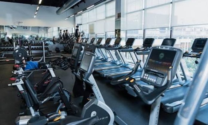 Günümüzde fitness sektörü yalnızca kaliteli ekipmanlar ve profesyonel antrenör kadrosuyla değil, kullanıcı deneyimini geliştiren modern mekân tasarımlarıyla da öne çıkıyor. Spor salonuna gelen üyeler artık yalnızca egzersiz yapabilecekleri bir alan değil, kendilerini motive edecek, ferah ve estetik açıdan güçlü bir ortam arıyor. Bu nedenle modern tasarımlar, fitness salonlarının rekabet gücünü artıran en önemli unsurlardan biri haline geliyor. Konulu bir haber görseli.