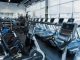 Günümüzde fitness sektörü yalnızca kaliteli ekipmanlar ve profesyonel antrenör kadrosuyla değil, kullanıcı deneyimini geliştiren modern mekân tasarımlarıyla da öne çıkıyor. Spor salonuna gelen üyeler artık yalnızca egzersiz yapabilecekleri bir alan değil, kendilerini motive edecek, ferah ve estetik açıdan güçlü bir ortam arıyor. Bu nedenle modern tasarımlar, fitness salonlarının rekabet gücünü artıran en önemli unsurlardan biri haline geliyor. Konulu bir haber görseli.