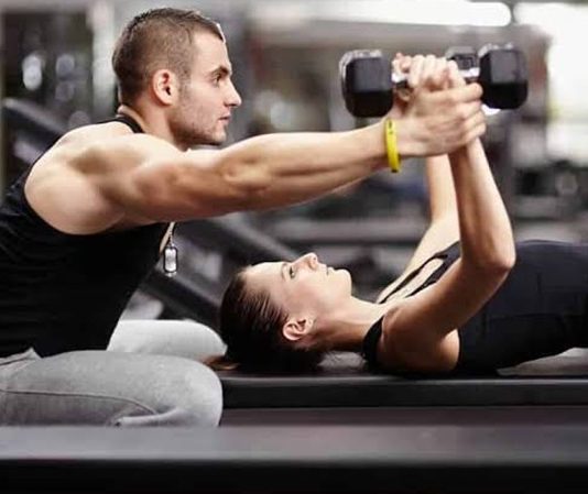 Fitness sektöründe dijitalleşmenin hız kazanmasıyla birlikte çalışma modelleri de önemli ölçüde değişiyor. Geleneksel salon ortamının yanı sıra internet üzerinden sunulan hizmetler, fitness eğitmenleri için yeni kariyer fırsatları oluşturuyor. Online danışmanlık, uzaktan takip sistemleri ve dijital antrenman programları sayesinde eğitmenler daha geniş kitlelere ulaşabiliyor. Konulu bir haber görseli.