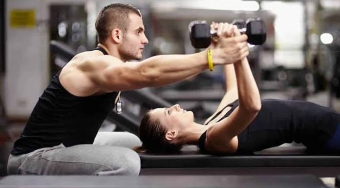 Online Hizmetler Fitness Eğitmenlerine Yeni Fırsatlar Sunuyor Fitness sektöründe dijitalleşmenin hız kazanmasıyla birlikte çalışma modelleri de önemli ölçüde değişiyor. Geleneksel salon ortamının yanı sıra internet üzerinden sunulan hizmetler, fitness eğitmenleri için yeni kariyer fırsatları oluşturuyor. Online danışmanlık, uzaktan takip sistemleri ve dijital antrenman programları sayesinde eğitmenler daha geniş kitlelere ulaşabiliyor. Konulu bir haber görseli.